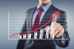 Homme pointant un diagramme