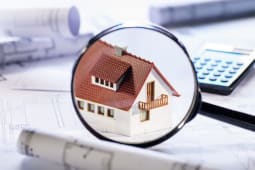 Une maison  la loupe