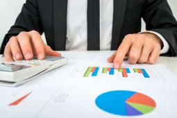 Banquier analysant des statistiques