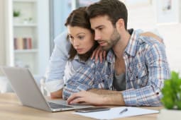 Un couple remplissant un formulaire sur ordinateur