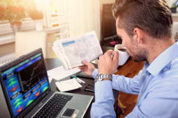 Un homme regardant un site de bourse en ligne
