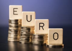 Une baisse de l'euro illustre avec des pices