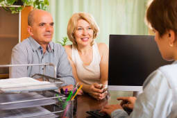 Un couple de seniors dans leur banque