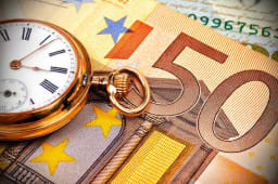 Une vieille montre sur un billet