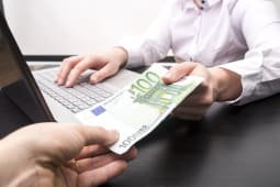Deux personnes s'changeant un billet