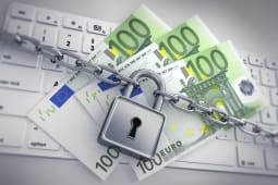 Billets de 100 euros verrouills sur un clavier