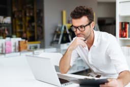 Un homme regardant son compte en ligne