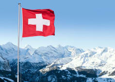 Drapeau suisse et paysage alpin