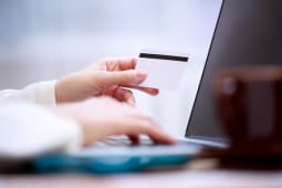 Carte bancaire vierge et ordinateur