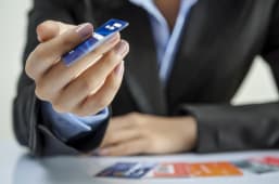 Femme choisissant une carte bancaire