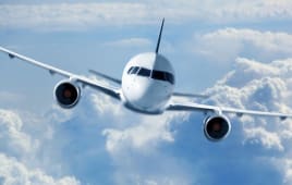 Avion dans un ciel nuageux