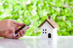 Une maison et un mobile