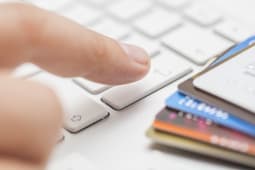 Cartes bancaires et clavier d'ordinateur