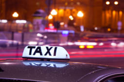 Enseigne de taxi dans une ville la nuit