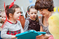 Nounou jouant avec des enfants