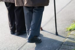 Un senior et son aide