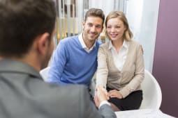 Jeune couple face  son conseiller