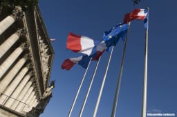 Les drapeaux  l'Assemble nationale