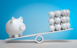 Une balance et des tirelires