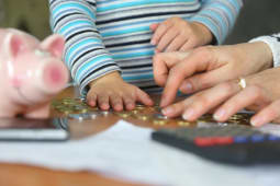 Un enfant et sa mre faisant les comptes