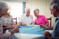 Des seniors jouant aux dominos