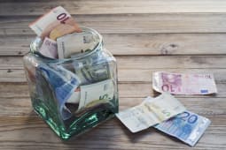 Des billets dans un bocal