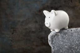 Une tirelire au bord du prcipice