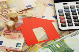 Une calculatrice et une maison