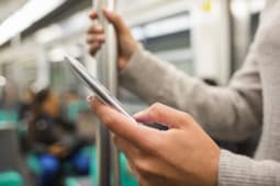 Une femme sur mobile dans le mtro