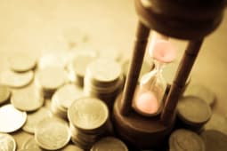 Sablier et pices de monnaie