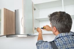 Artisan installant une cuisine