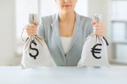 Femme tenant des sacs pleins d'argent