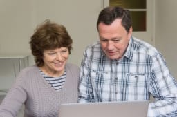 Des retraits devant un ordinateur