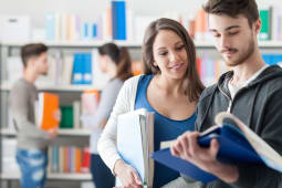 Des tudiants dans la bibliothque