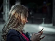 Femme utilisant son smartphone