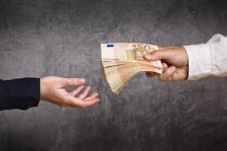Une personne qui donne de l'argent