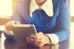 Une femme avec une tablette