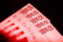 Billets de 10 euros en rouge