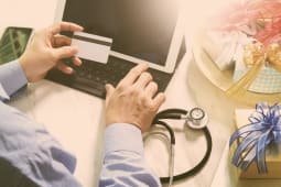 Mdecin utilisant une carte et une tablette