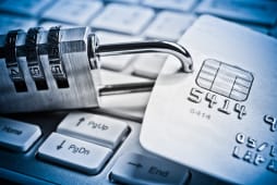 Carte bancaire verrouille par un cadenas