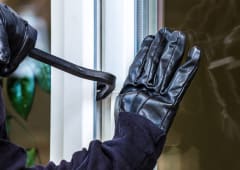 Cambrioleur forant une fentre