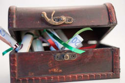 Un vieux coffre et des billets