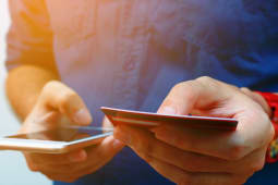 Gros plan d'un homme utilisant un mobile et une carte bancaire