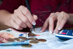 Une femme faisant ses comptes