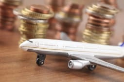 Un avion et des pices d'euro