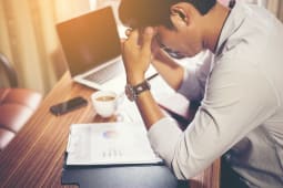 Businessman concentr sur son travail