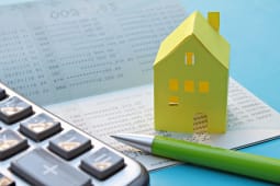 Une maison et une calculatrice