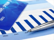 Carte bancaire et stylo sur un graphique