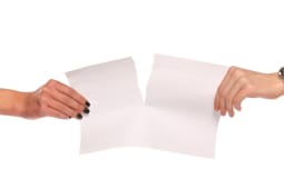 Un homme et une femme se dispute une feuille de papier dchire