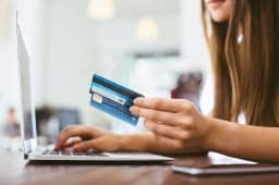 Carte  cryptogramme dynamique devant un ordinateur portable